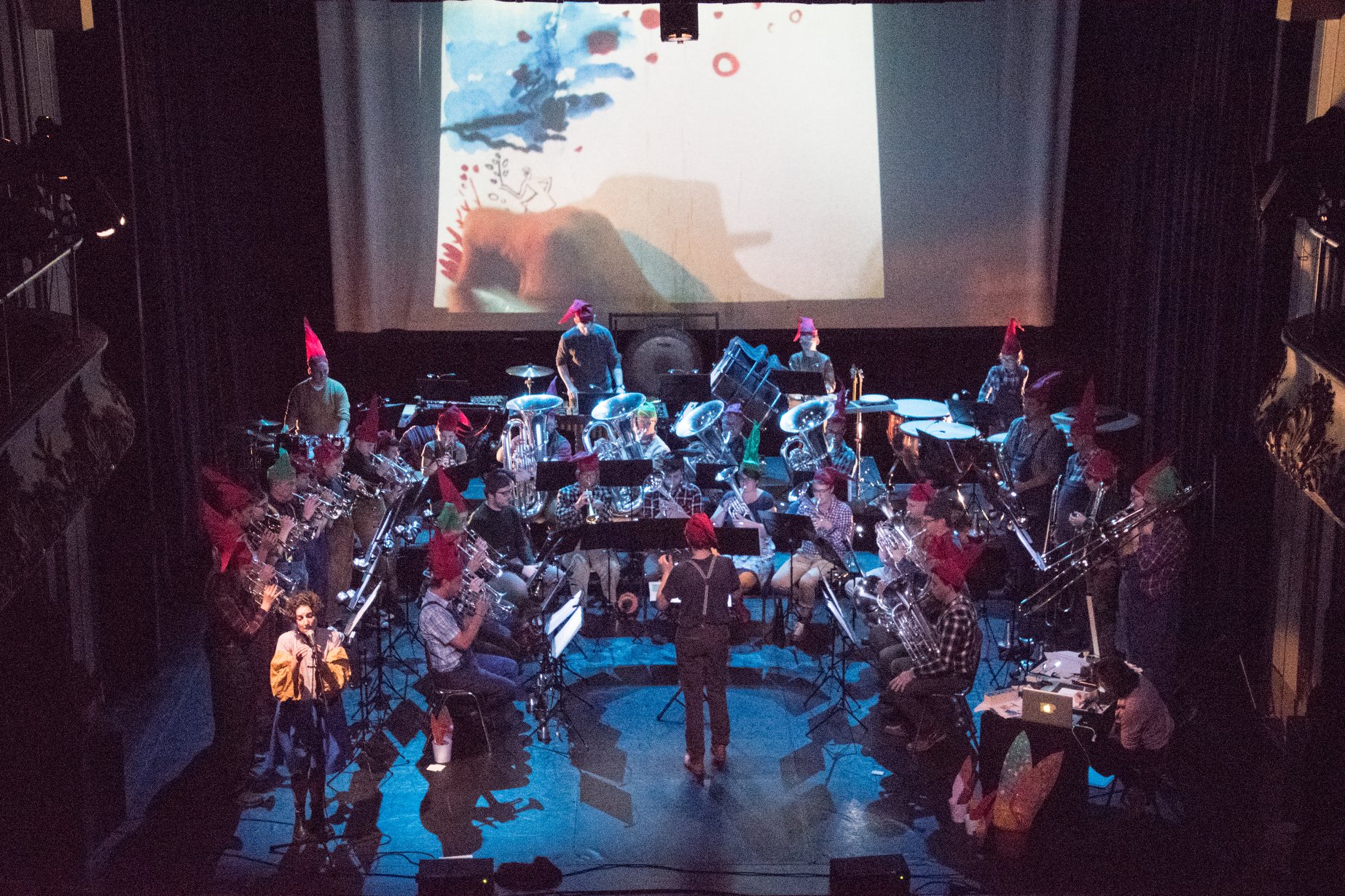 Brassband Hombeek en Aline Goffin tijdens de voorstelling 'Mijn Oma is Kwijt'