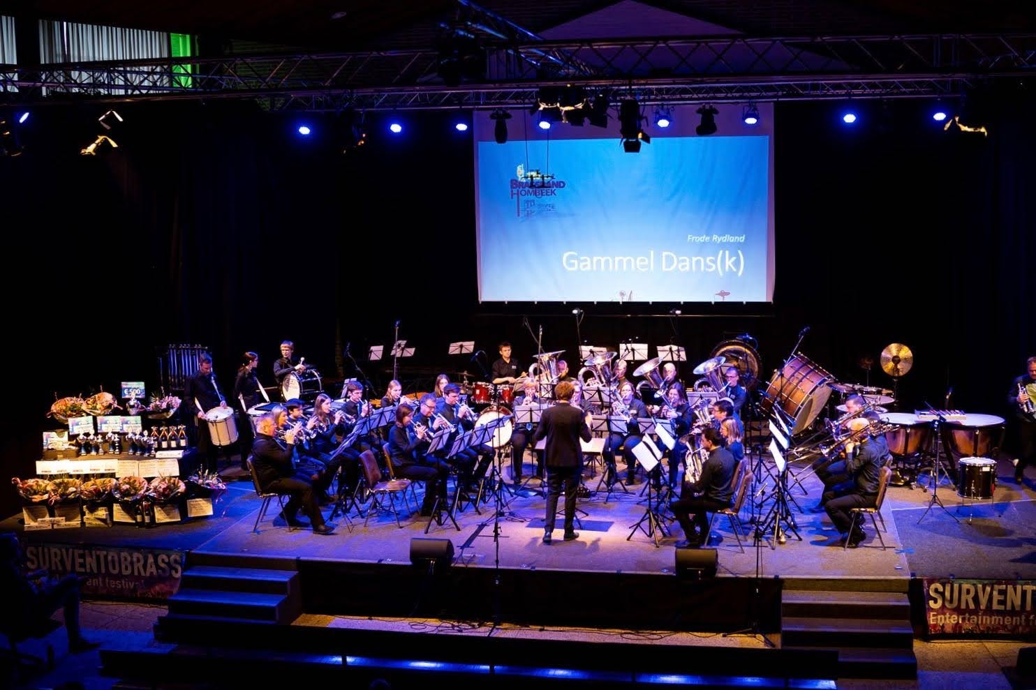 Brassband Hombeek o.l.v. Stan Nieuwenhuis tijdens Surventobrass 2023