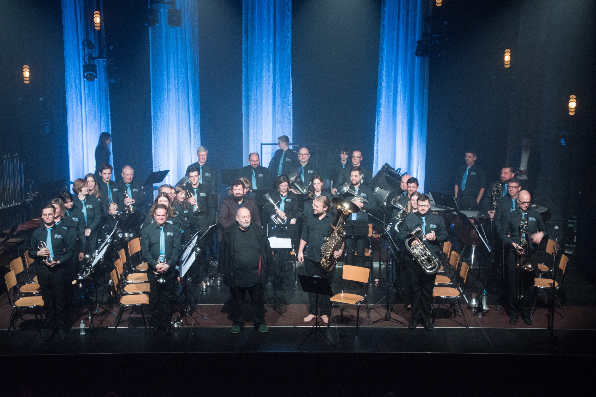 Brassband Hombeek o.l.v. Jef Verheyden met Andreas Martin en Hofmeir en Jörg Duda na de Belgische première van Dudas Tuba Concerto nr. 4